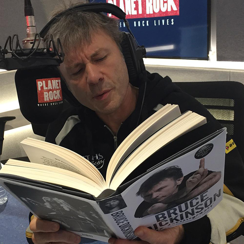 Брюс Дикинсон читает вслух свою автобиографию на радио