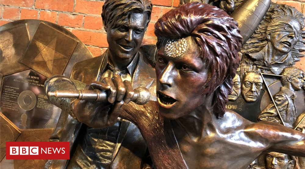 Памятник Дэвиду Боуи, кадр телекомпании Би-би-си