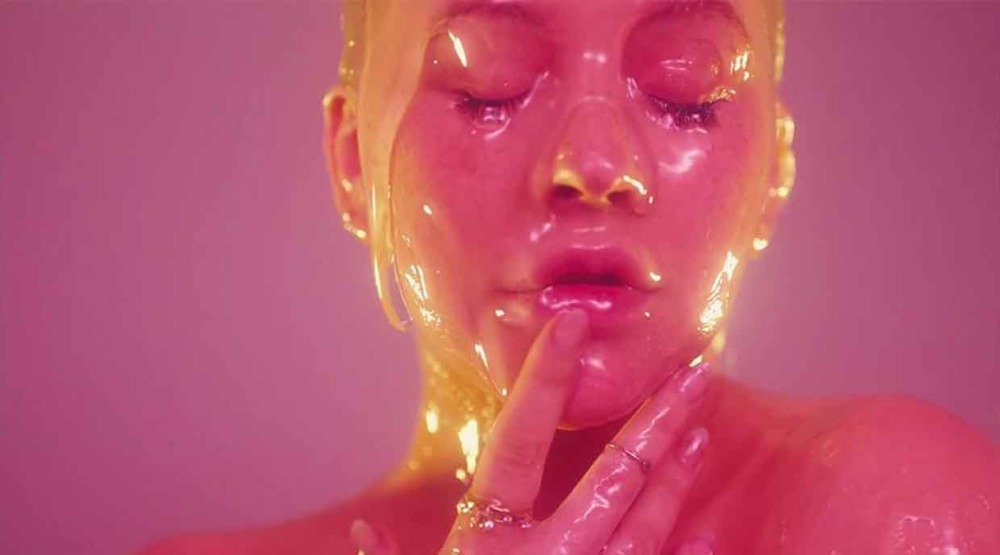 Кадр из клипа Кристины Агилеры на трек "Accelerate"