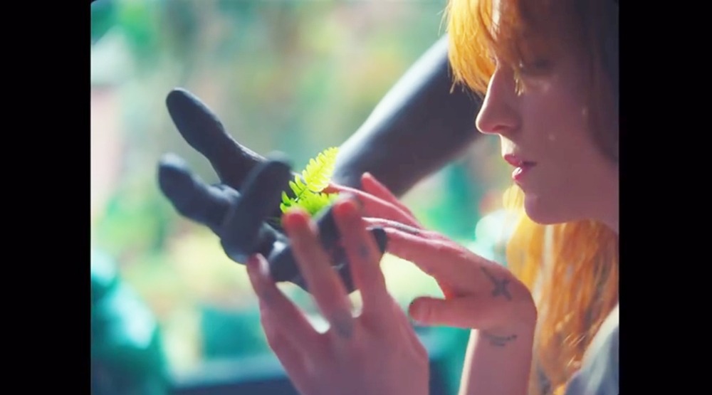 Кадр из клипа Florence and the Machine на трек "Hunger"
