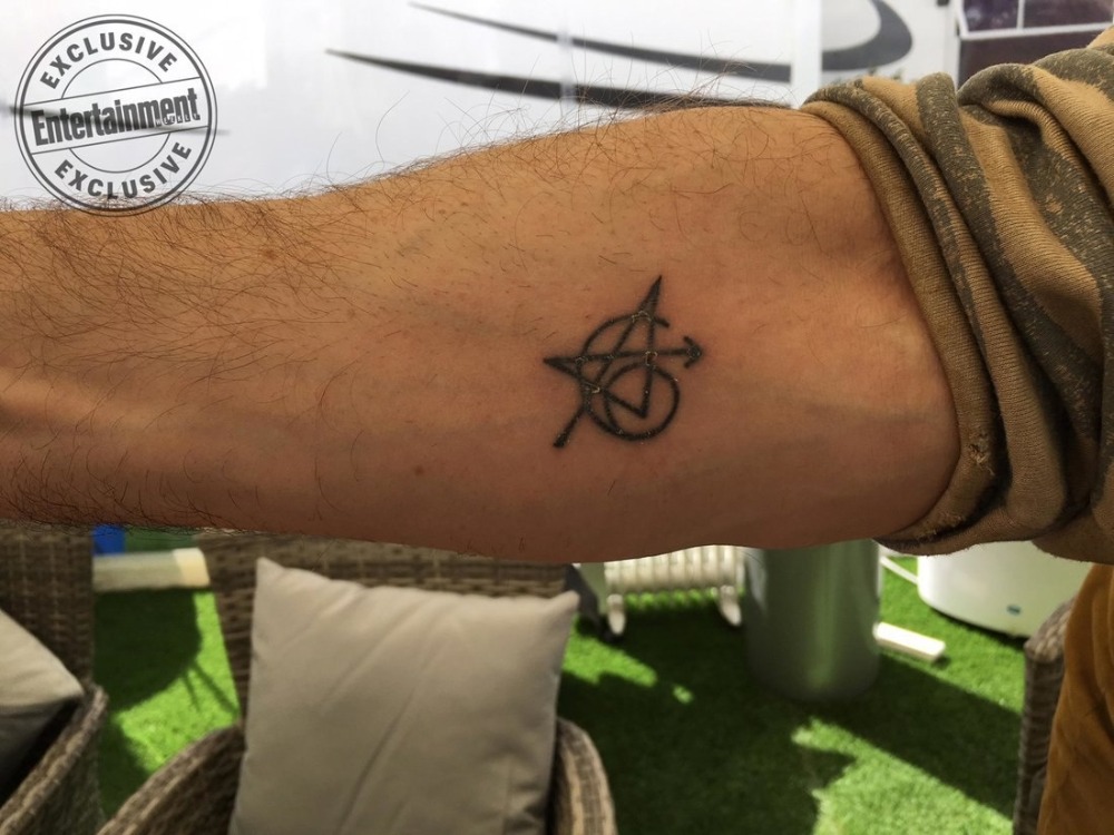 Татуировка в виде логотипа команды Мстителей на руке Роберта Дауни-младшего