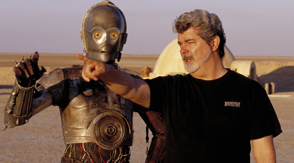 Джордж Лукас и Энтони Дэниелс (C-3PO) на съемках фильма «Звездные войны. Эпизод I: Скрытая угроза»