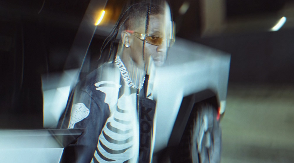 Кадр из клипа «Gang Gang»