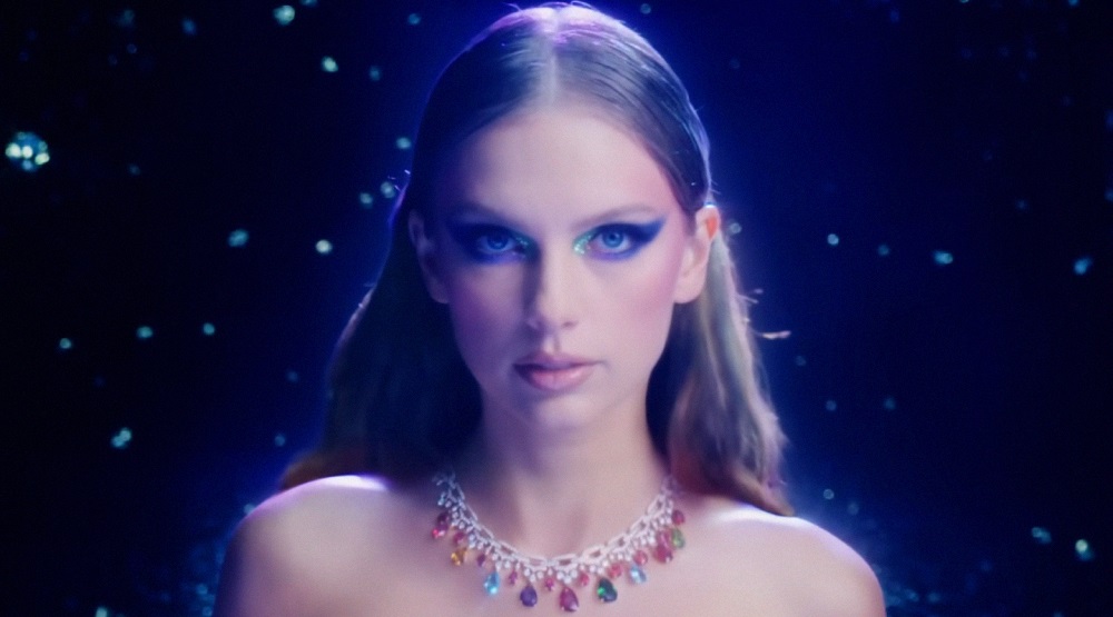 Кадр из клипа «Bejeweled»