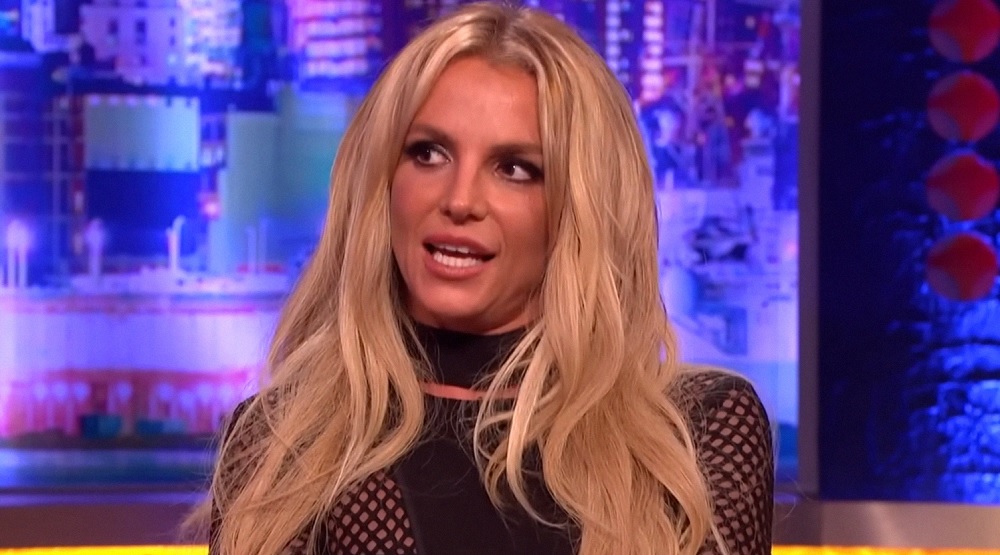 Бритни Спирс / Кадр из видео «Britney Spears Absolutely Nails British Accent»