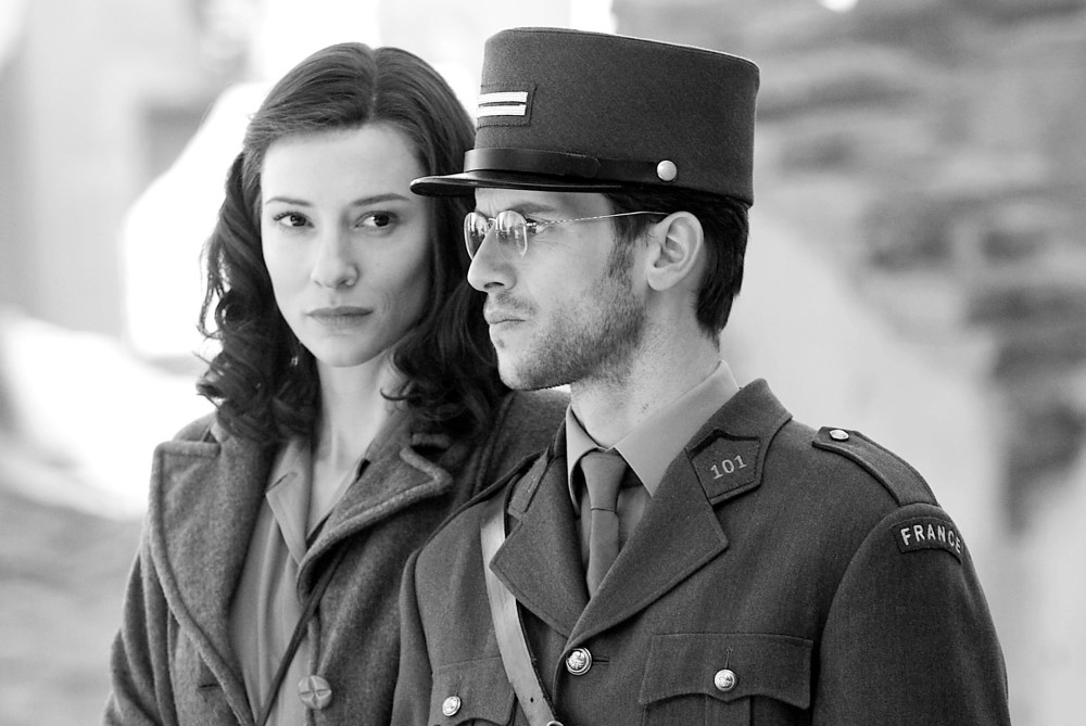 Кейт Бланшетт и Кристиан Оливер, кадр из фильма «Хороший немец» (2006)