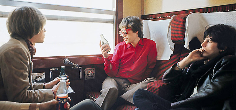 Роллинги расслабляются на поезде из Марселя, 1966 г.