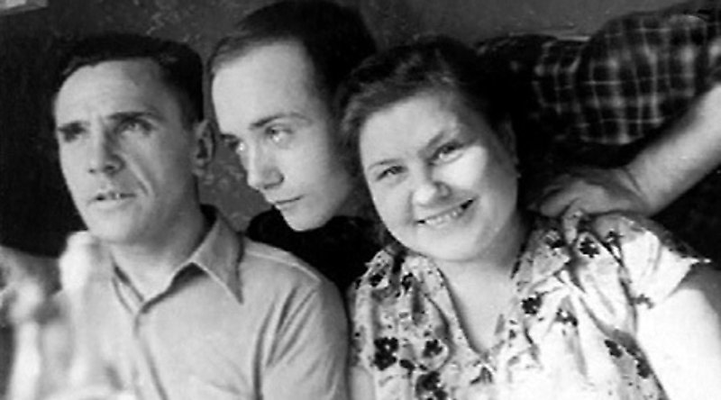 Леонид Куравлев с родителями