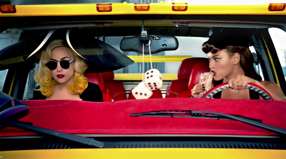 Кадр из клипа Леди Гаги и Бейонсе «Telephone»