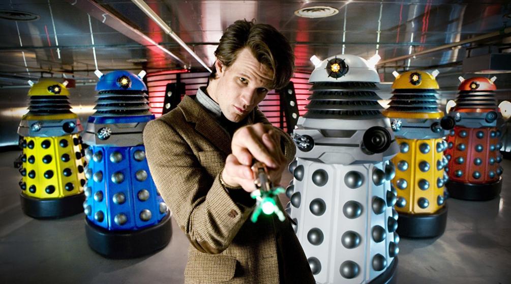Кадр из сериала «Доктор Кто» – Одиннадцатый Доктор (Мэтт Смит) и далеки