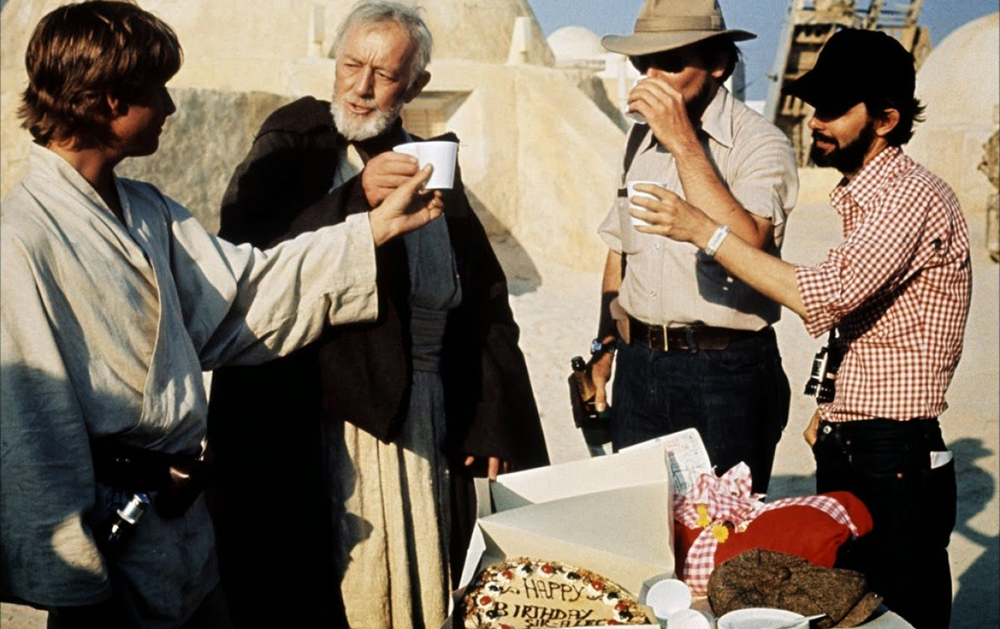 Поздравление Алека Гиннеса с днем рождения. Кадр со съемок фильма «Звездные войны. Эпизод IV: Новая надежда»