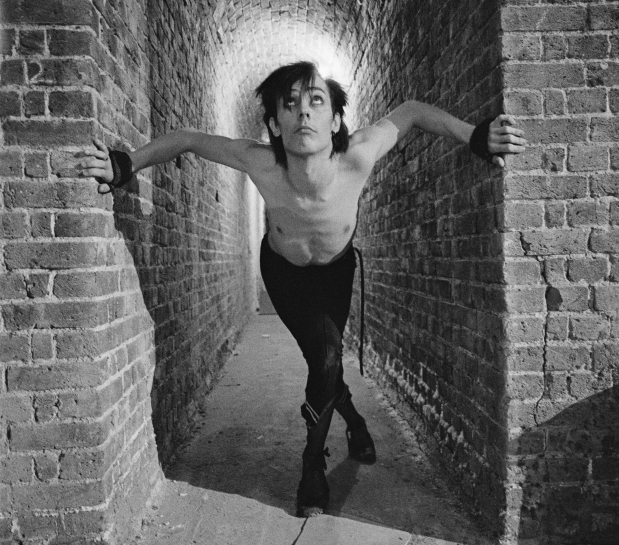 Питер Мёрфи в подземельях лондонского Раундхауза на съемках клипа "Ziggy Stardust", 1982 г.