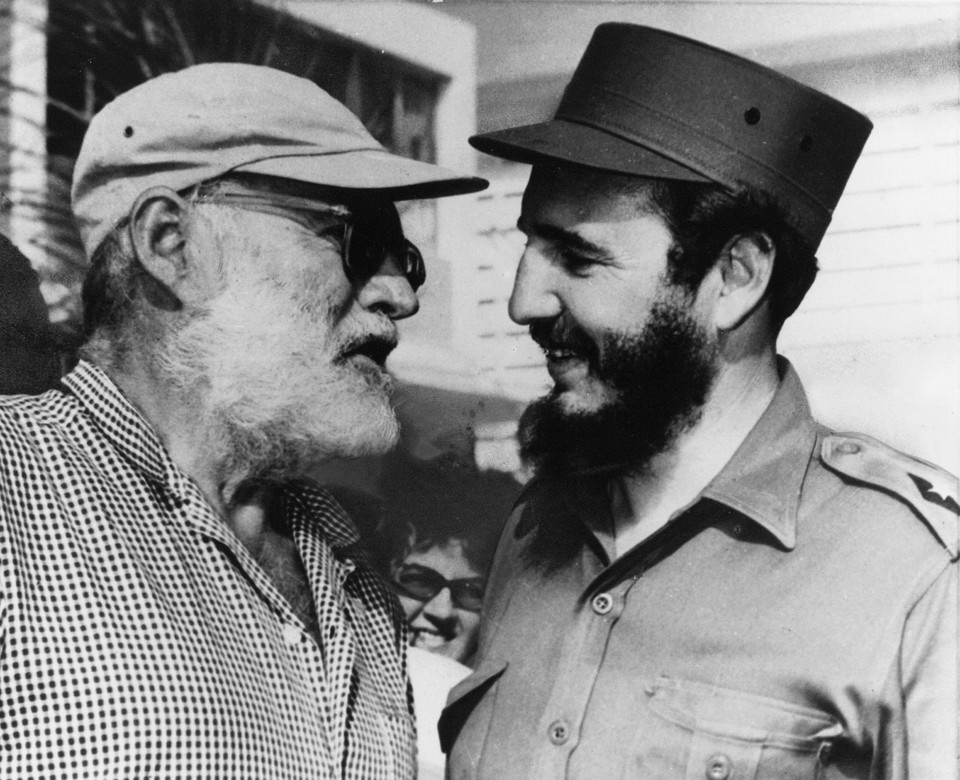 Эрнест Хемингуэй и Фидель Кастро, 1960 г. Писатель и лидер кубинской революции были дружны, даже рыбачили вместе.
