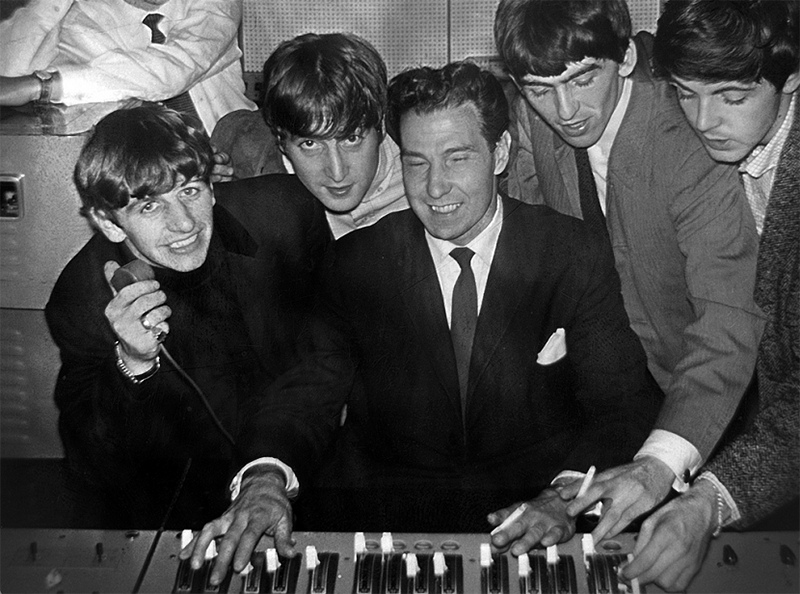 Норман Смит в окружении группы The Beatles