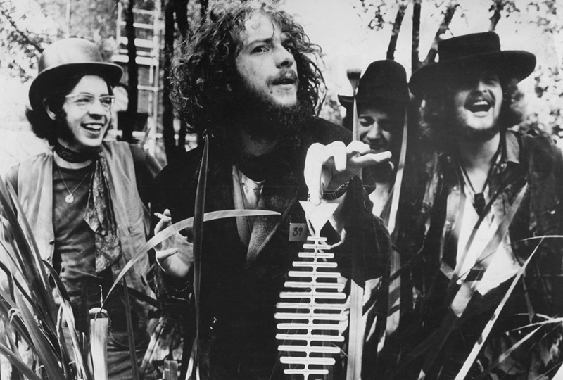 Jethro Tull времен первого альбома. Иэн Андерсон (на переднем плане), Мик Эбрамс (крайний справа)