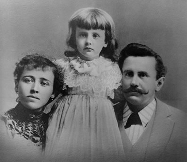 Писатель и его семья, 1890-е годы.