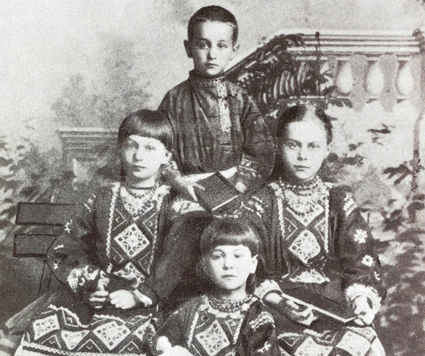 Юный Борис Житков с сёстрами. Фото: www.ant53.ru