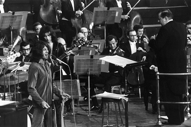 Иен Гиллан во время записи «Концерта для группы оркестром», 1969 год.