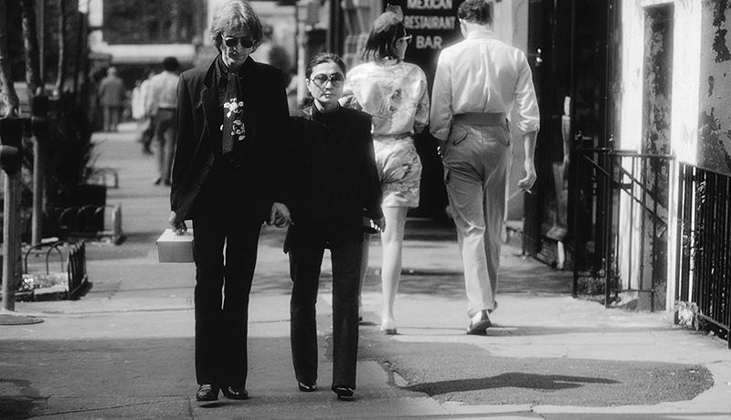 Джон Леннон и Йоко Оно гуляют по Нью-Йорку, 1980 год.
