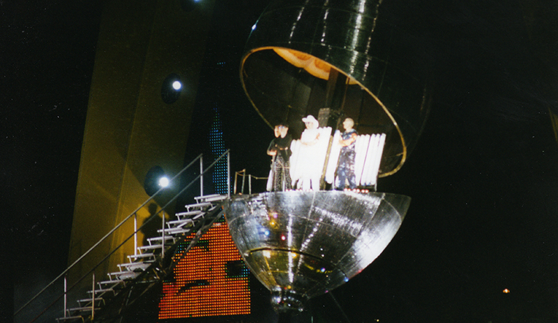 Музыканты U2 и их лимон (в работоспособном состоянии), 1997 год.