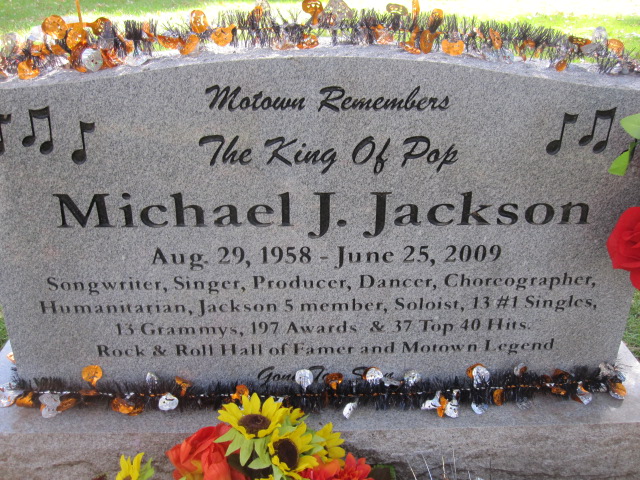 Памятный камень Майкла Джексона. Фото: findagrave.com