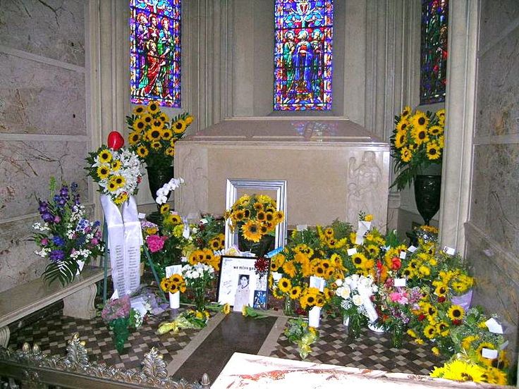 Закрытый для посещений мавзолей с гробницей Майкла Джексона. 