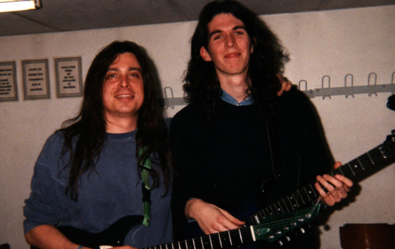 Гитарист Buckethead без ведра (справа).