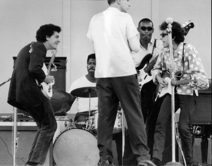 Боб Дилан и его электрическая группа на репетиции перед историческим выступлением в Ньюпорте