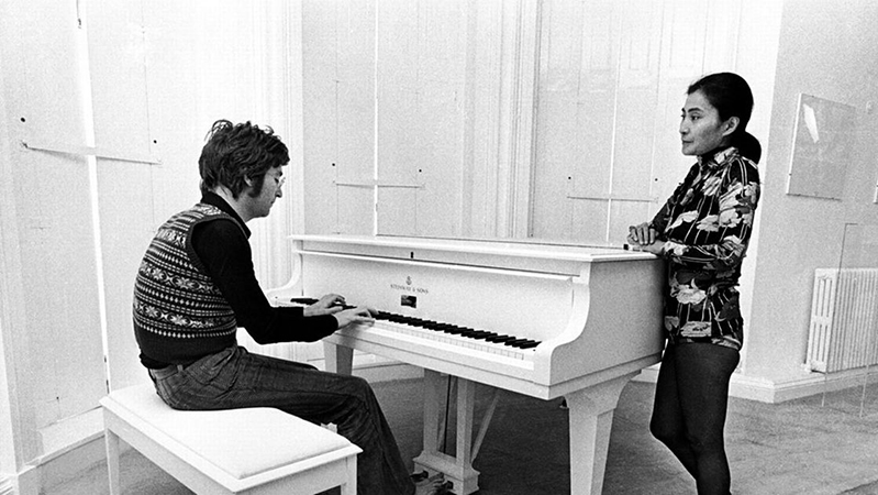 Джон Леннон за белым роялем Steinway и Йоко Оно, 1971 год