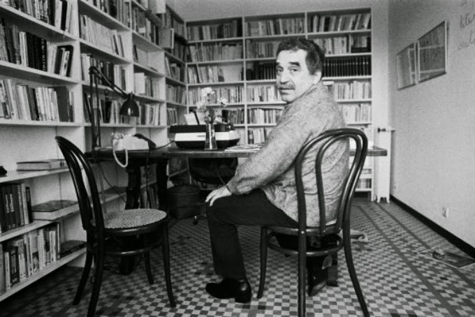 Габриэль Гарсиа Маркес в своем кабинете