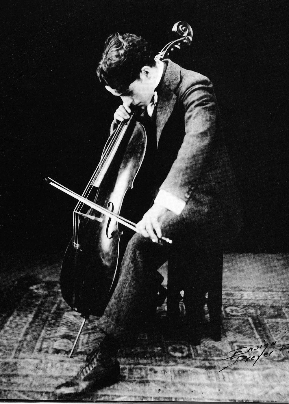 Чарли Чаплин играет на виолончели, 1916 год/ Фото с сайта chaplinfortheages.tumblr.com