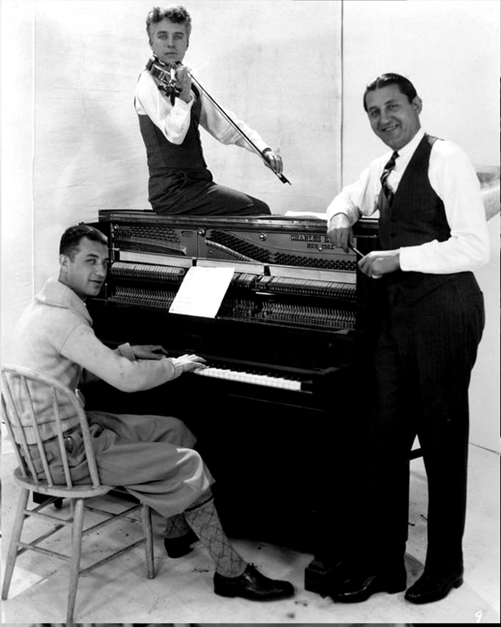 Гас Арнхейм (за пианино), Чарли Чаплин (со скрипкой) и Абе Лиман/ Фото с сайта 