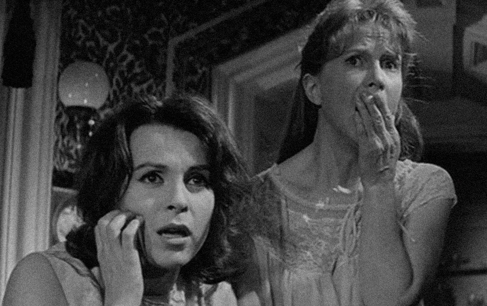 Кадр из фильма «Логово дьявола» (1963), снятого по роману «Призрак дома на холме»