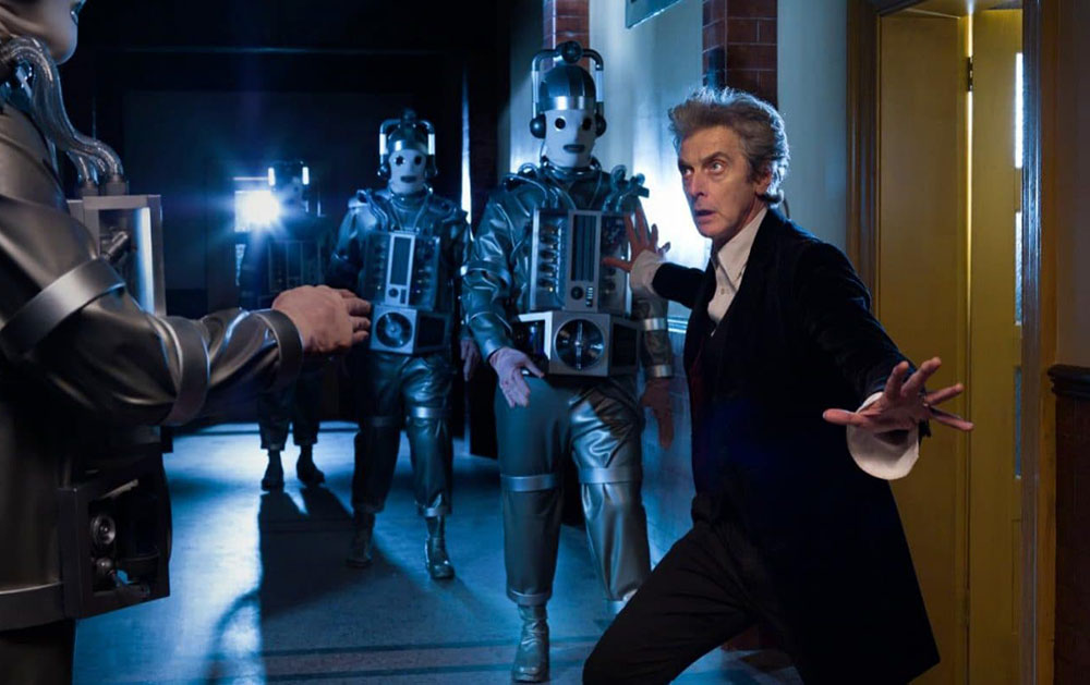 Кадр из сериала «Доктор Кто» – Питер Капальди, Двенадцатый Доктор, и Киберлюди