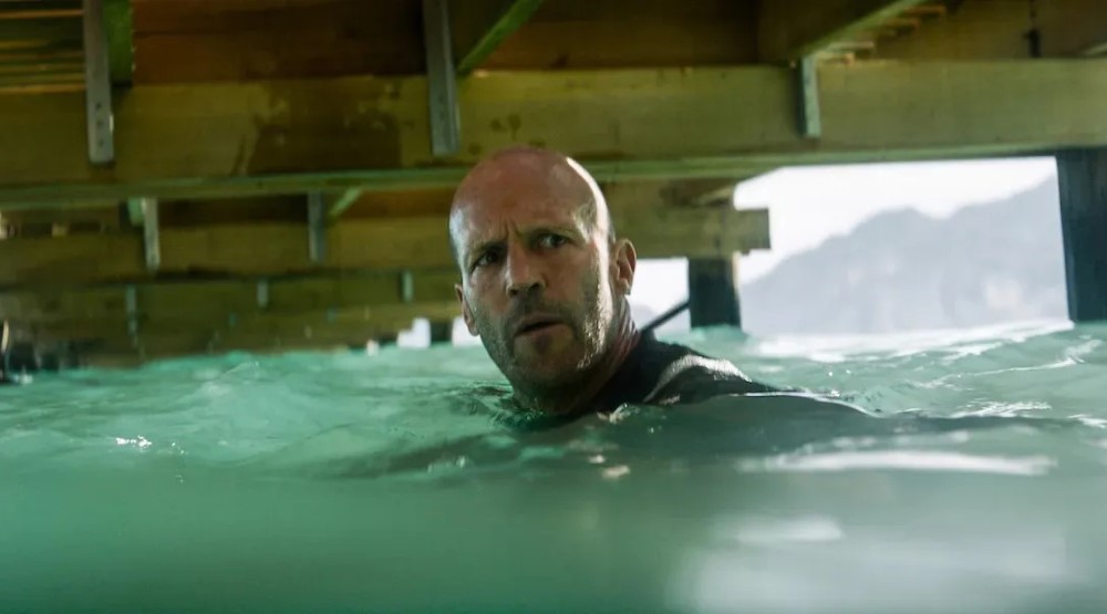 На новом постере фильма «Мег 2: Впадина» показали, насколько огромен ...