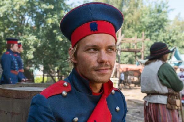 На первых кадрах со съемок фильма «Огниво» по сказке Андерсена ...