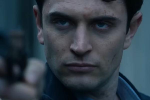 В первом трейлере сериала «Континенталь» молодой Уинстон захватывает ...