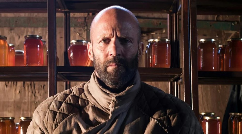 Джейсон Стэйтем на съемках фильма «Пчеловод» сам добывал мед, пчелы его ...