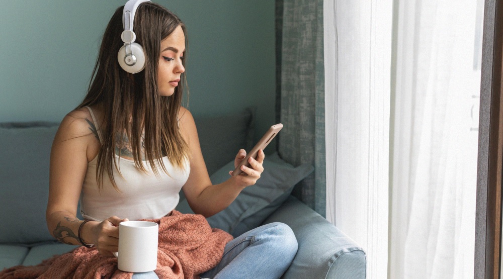 включи похожую музыку. диджей в наушниках. наушники обои. включи похожую музыку. включи похожую музыку.