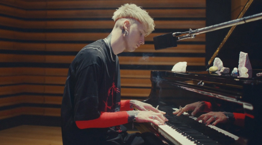 музыка манит. пуссикиллер треки. манила песня. девушка с клипа сергея завьялова. песня кружим ремикс.