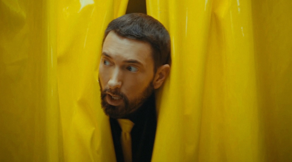 Эминем устраивает переполох в офисе в клипе «Doomsday 2»