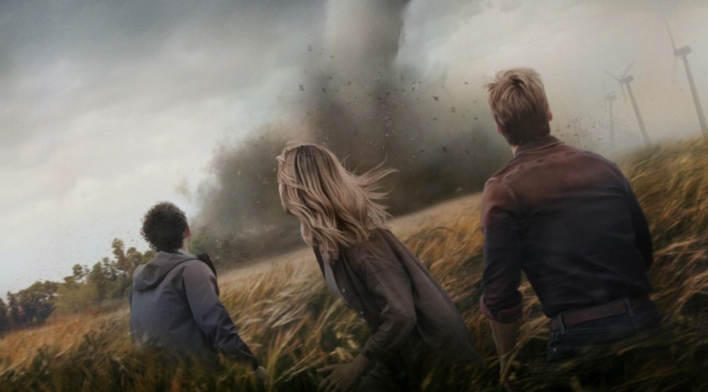 В новом трейлере фильма «Смерч 2» Глен Пауэлл охотится за торнадо
