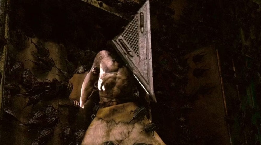 Пирамидоголовый атакует на кадре из ужастика «Возвращение в Сайлент Хилл»