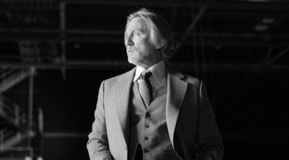 На свежих кадрах со съемок «Достать ножи 3» показали Милу Кунис и ...