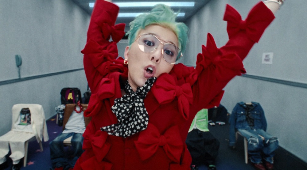 G-Dragon выпустил альбом «Ubermensch» и показал клип и «Too Bad» с