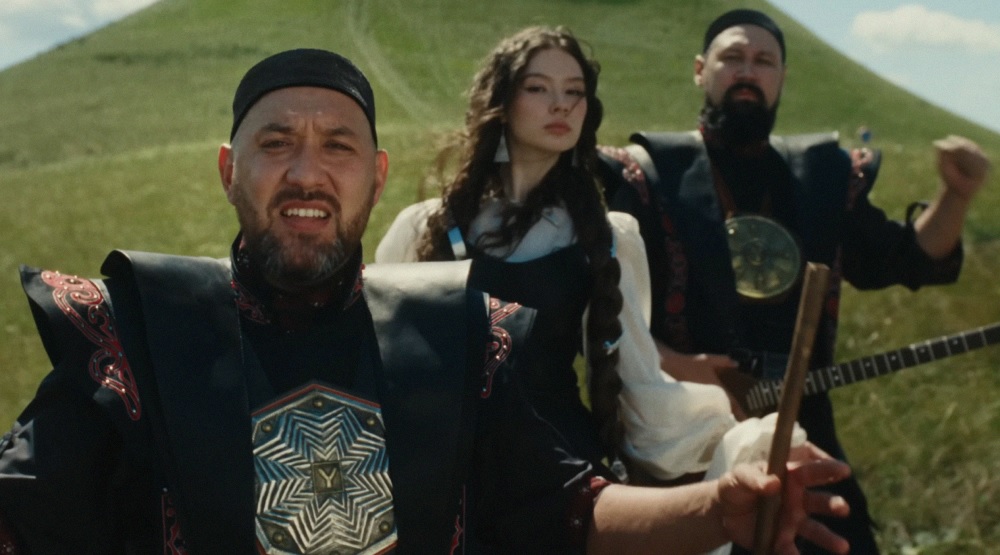 Hojatxonada yigitni sikish Ikki xoroz eshakda, rus xususiy