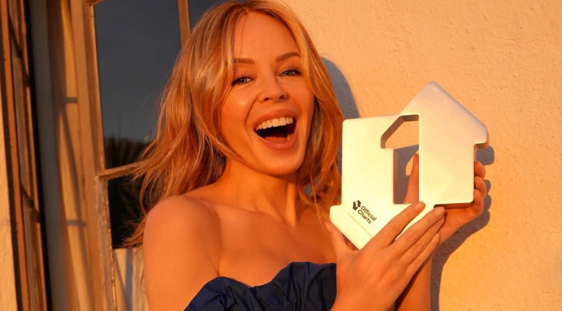 Кайли Миноуг впервые за 22 года возглавила британский чарт