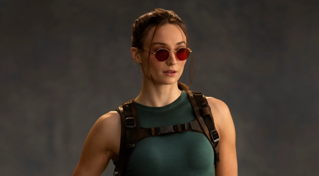 На кадрах со съемок сериала «Tomb Raider» Софи Тернер парит над озером на парашюте