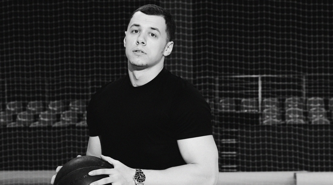 Стало известно, какую музыку чаще всего слушают таксисты, курьеры и официанты