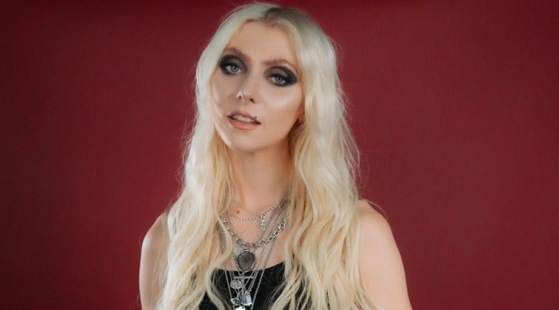 Тейлор Момсен из «Сплетницы» и ее группа The Pretty Reckless выпустили трек «When I Wake Up»